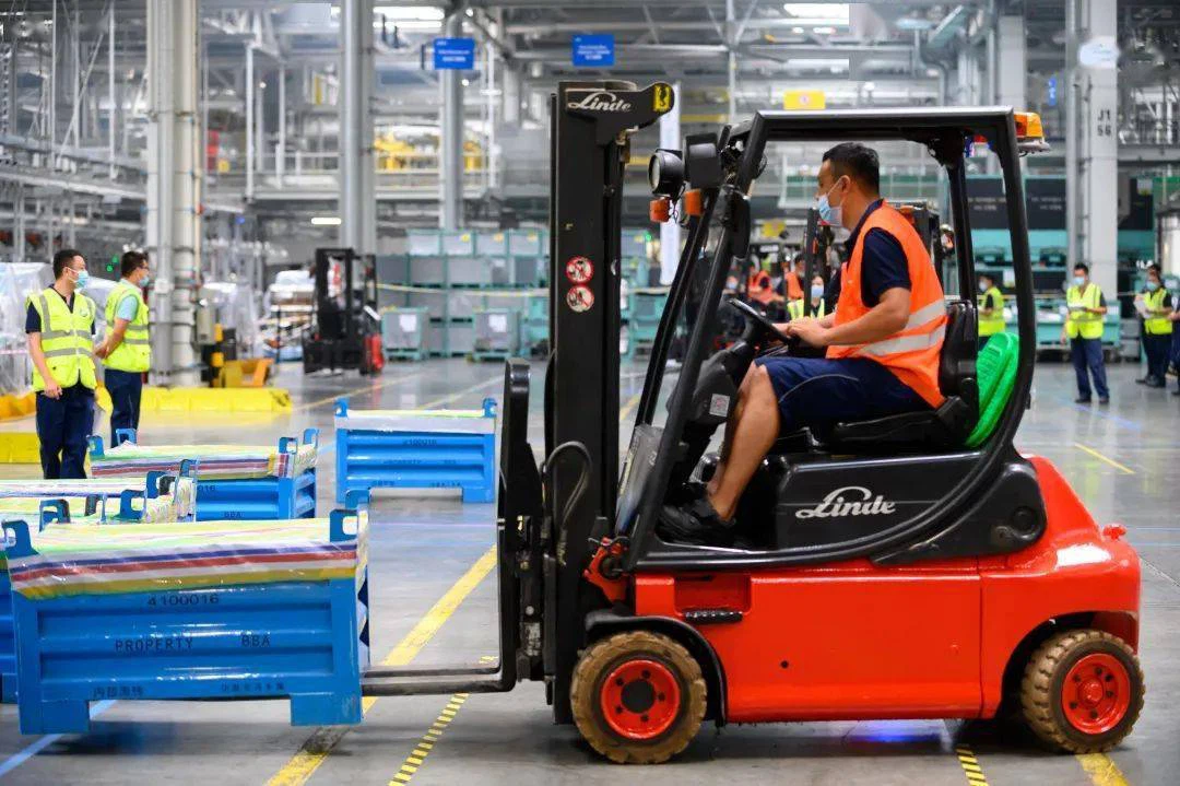 Phân tích kinh tế và kỹ thuật của xe nâng tự động so với xe nâng tay trong hậ...